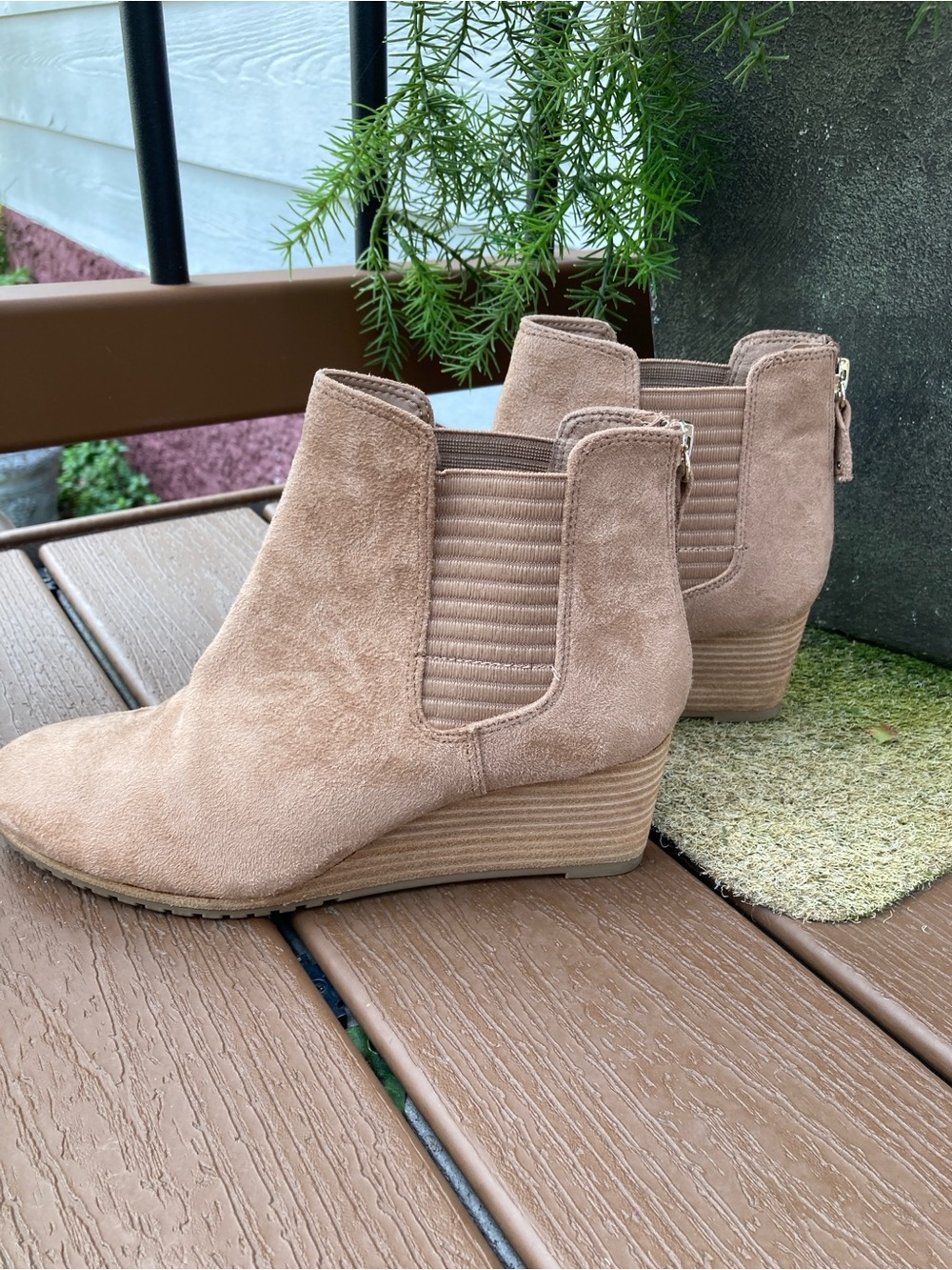 Dr. Scholls Size 8M Critic tan faux suede wedge ankle booties - Picture 12 of 12